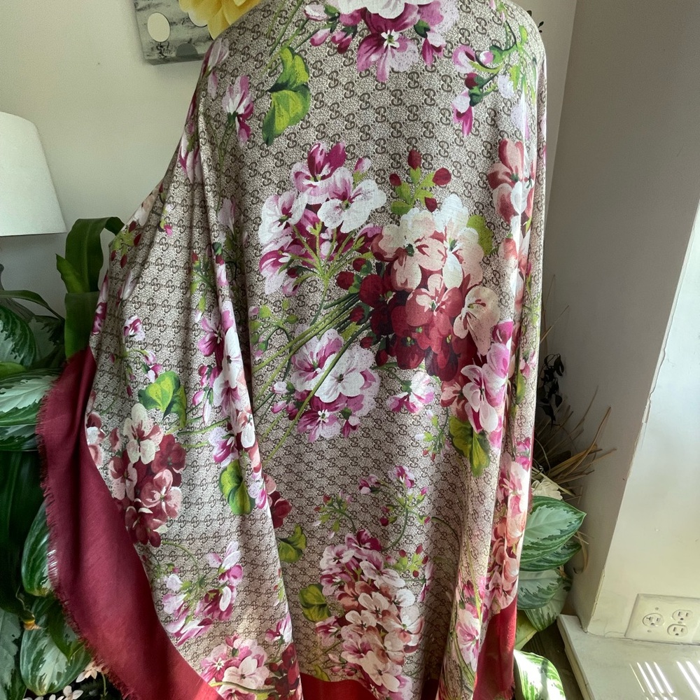 Gucci Monogram Floral Wool lightweight Wrap Shawl. - Picture 15 of 15